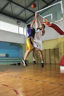 バスケットボール選手がジャンプしてシュートをする写真