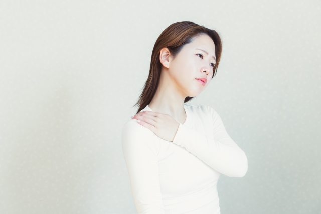 肩こりを訴える女性の画像
