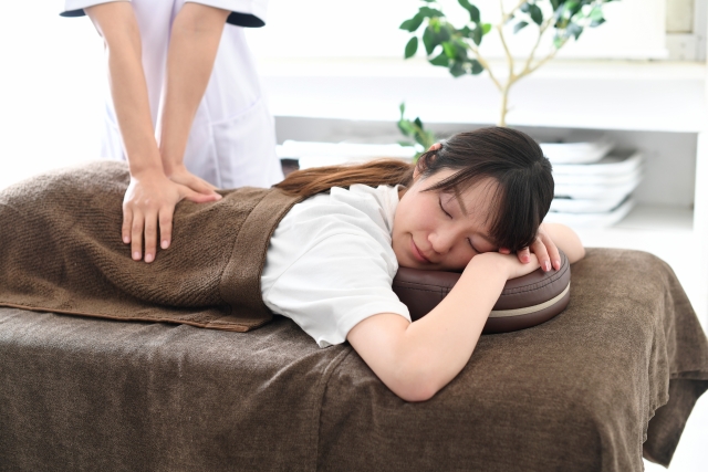龍ケ崎市のひかる整骨院で腰痛の施術を受ける女性の画像