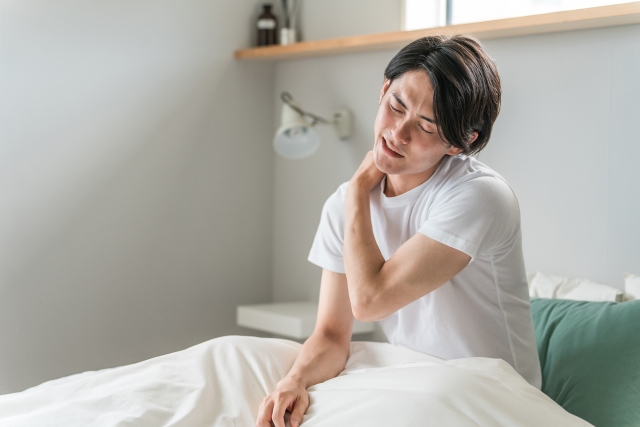 寝違えて首を痛めた男性の画像