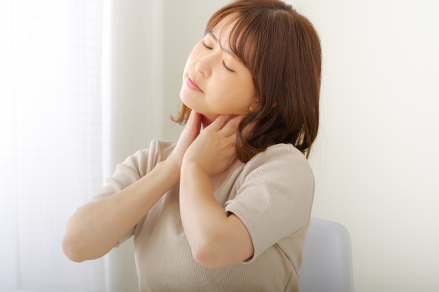 寝違えて首を痛めた女性の画像