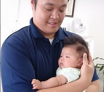 龍ケ崎市のひかる整骨院の院長が赤ちゃんを抱く写真